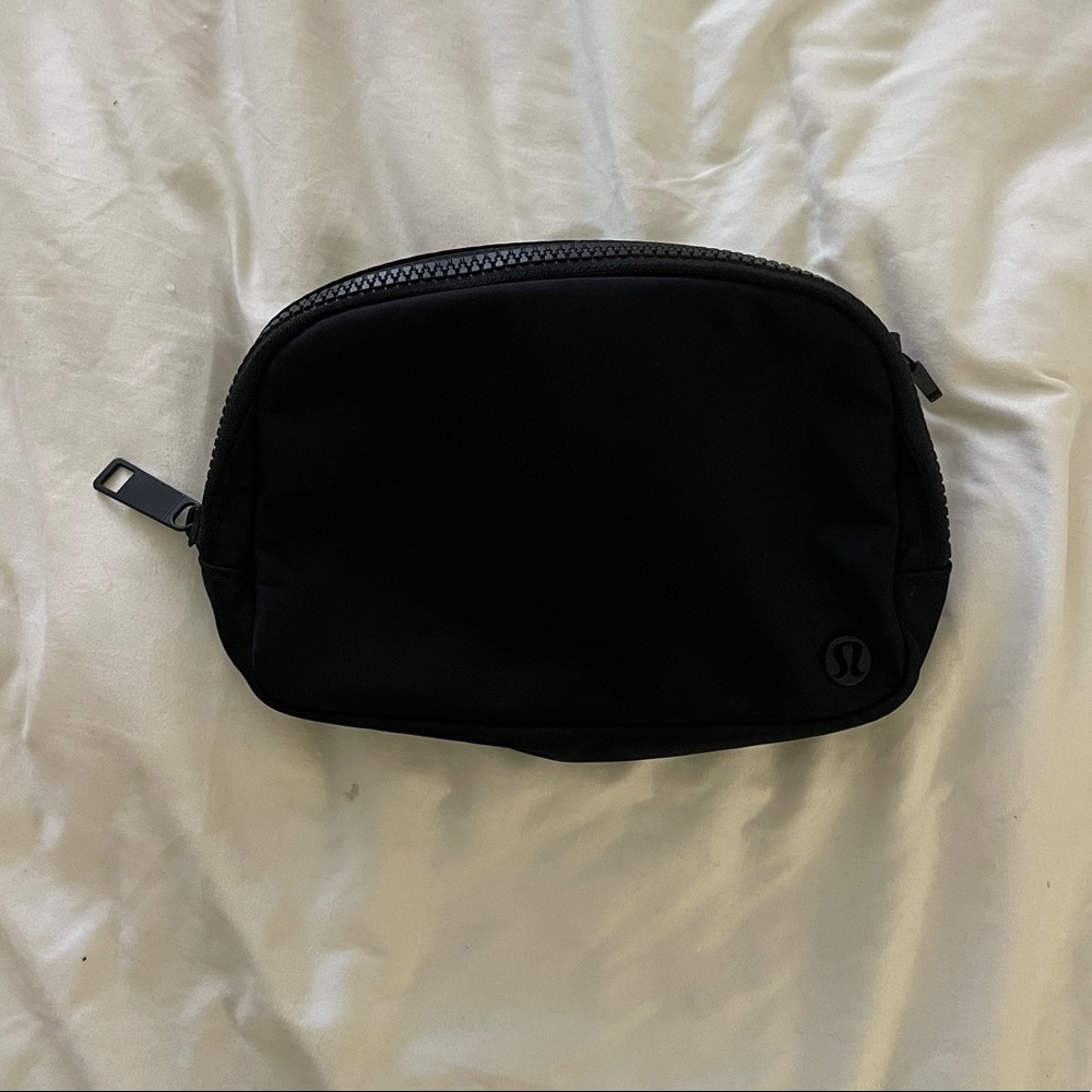 Black lululemon belt bag
